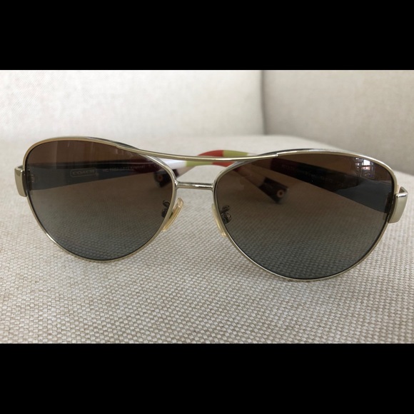 Coach brown sunglasses gold frame. Model Kristina.